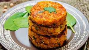 Hambúrguer vegetariano de batata-doce e grão-de-bico (Imagem: Nataliya Arzamasova | Shutterstock)
