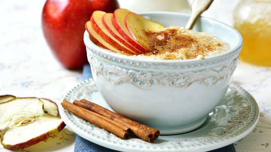 Mingau de aveia com maçã e canela (Imagem: Liliya Kandrashevich | Shutterstock)