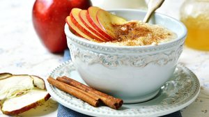 Mingau de aveia com maçã e canela (Imagem: Liliya Kandrashevich | Shutterstock)