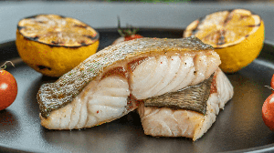 Bacalhau assado com limão grelhado (Imagem: Alex_Karlssonn | Shutterstock)