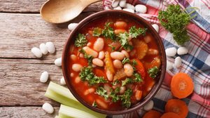 Sopa de feijão-branco com legumes (Imagem: Sergii Koval | Shutterstock)