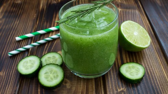 Suco detox de pepino com limão e alecrim (Imagem: Liudmyla Yaremenko | Shutterstock)