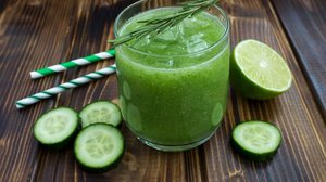 Suco detox de pepino com limão e alecrim (Imagem: Liudmyla Yaremenko | Shutterstock)