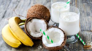Vitamina de coco, banana e aveia (Imagem: Alexandra Anschiz | Shutterstock)