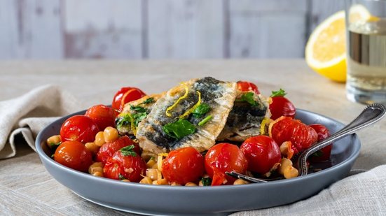 Sardinha com grão-de-bico (Imagem: BBA Photography | Shutterstock)