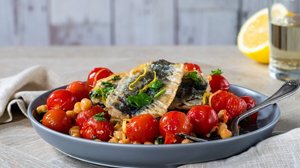 Sardinha com grão-de-bico (Imagem: BBA Photography | Shutterstock)