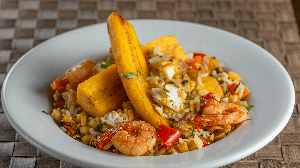 Arroz de pirarucu e frutos do mar cozido no caldo da moqueca de banana-da-terra (Imagem: Glauco Epov | Chef Mariele Horbach e Grupo Hungry)