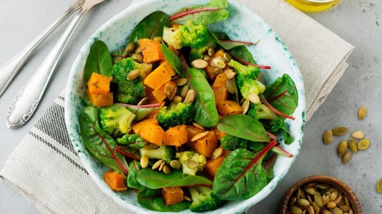 Salada morna de abóbora-moranga (Imagem: Katarzyna Hurova | Shutterstock)