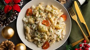Macarrão com bacalhau cremoso (Imagem: Lecker Studio | Shutterstock)