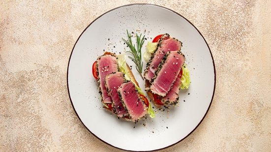 Atum selado com gergelim (Imagem: Didebashvili.GEO | Shutterstock)