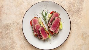 Atum selado com gergelim (Imagem: Didebashvili.GEO | Shutterstock)