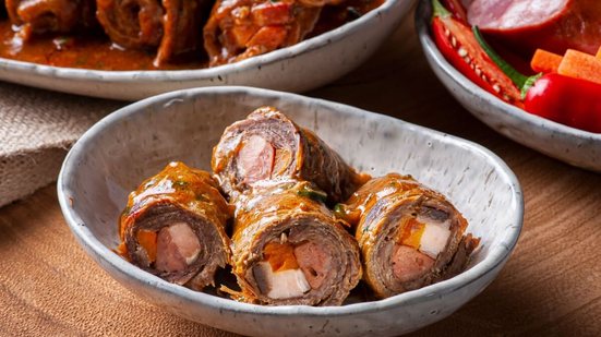 Bife à rolê ao molho de tomate (Imagem: flanovais | Shutterstock)