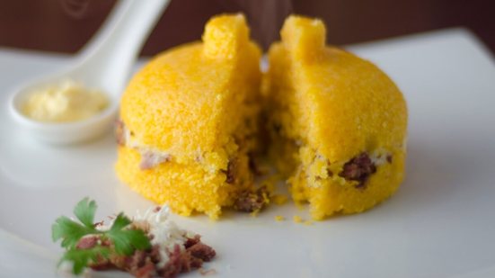 Cuscuz com queijo e carne-seca (Imagem: 
Diego Galba | Shutterstock)
