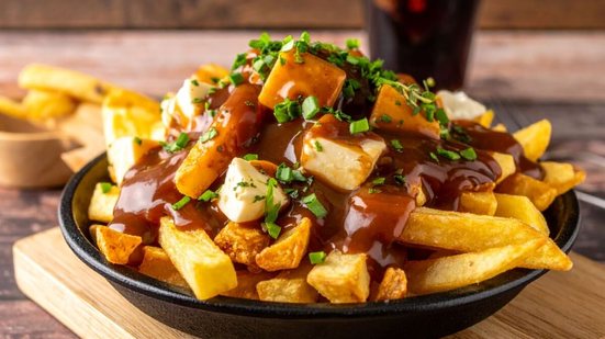 Poutine (Imagem: Heroic Studio | Shutterstock)