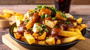 Poutine (Imagem: Heroic Studio | Shutterstock)