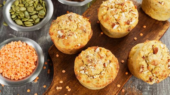 Muffin de lentilha com semente de abóbora e amêndoas (Imagem: minadezhda | Shutterstock)