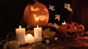 Os rituais de Halloween são uma maneira simples de aproveitar as energias da data para renovar forças e honrar os ancestrais (Imagem: Parallax Production | Shutterstock)