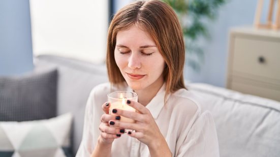 Os rituais ajudam a promover mais clareza, proteção e equilíbrio no dia a dia (Imagem: Krakenimages.com | Shutterstock)