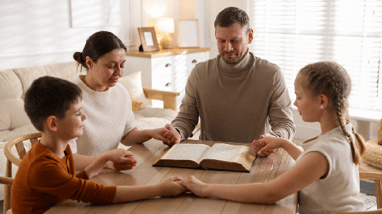 Reunir a família em oração é uma forma de agradecer a Deus, fortalecer a fé e pedir proteção para aqueles que amamos (Imagem: New Africa | Shutterstock)