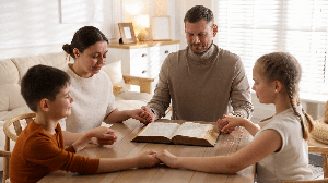 Reunir a família em oração é uma forma de agradecer a Deus, fortalecer a fé e pedir proteção para aqueles que amamos (Imagem: New Africa | Shutterstock)