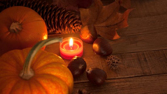 O Halloween é o dia perfeito para fazer simpatias e cortar energias negativas (Imagem: Candace Hartley | Shutterstock)