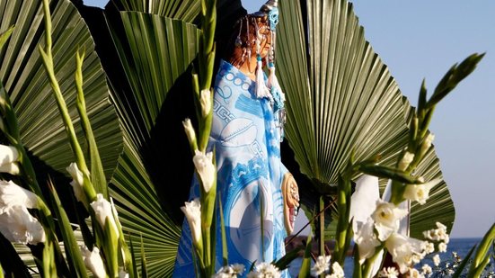 No Dia de Iemanjá, religiosos e devotos prestam homenagens, expressam gratidão e fazem seus pedidos à beira do mar ou dos rios (Imagem: Thelma Amaro Vidales | Shutterstock)