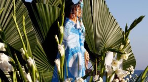 No Dia de Iemanjá, religiosos e devotos prestam homenagens, expressam gratidão e fazem seus pedidos à beira do mar ou dos rios (Imagem: Thelma Amaro Vidales | Shutterstock)