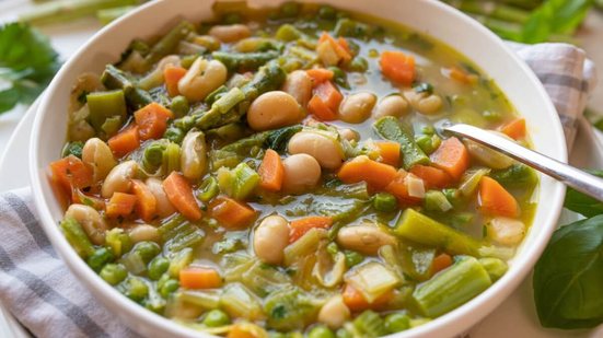 Sopa de legumes com feijão-branco  (Imagem: Angelika Heine | Shutterstock)