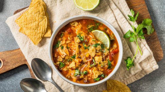 Sopa de frango com feijão e legumes (Imagem: Brent Hofacker | Shutterstock)