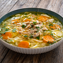 Sopa proteica de frango com macarrão e legumes (Imagem: Jacek Chabraszewski | Shutterstock)