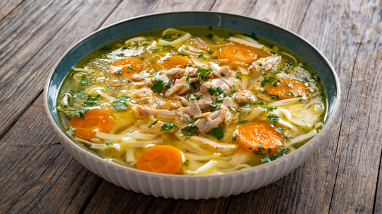 Sopa proteica de frango com macarrão e legumes (Imagem: Jacek Chabraszewski | Shutterstock)