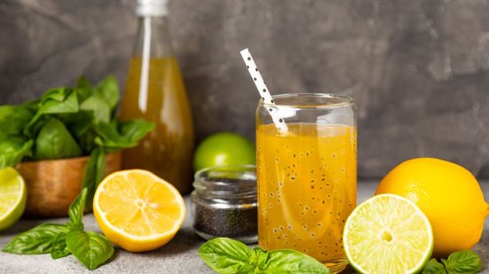 Suco de laranja com manjericão e chia (Imagem: Avocado_studio | Shutterstock)