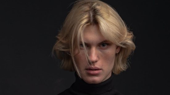 O corte middle part é versátil e prático para o dia a dia (Imagem: maxtimofeev | Shutterstock)