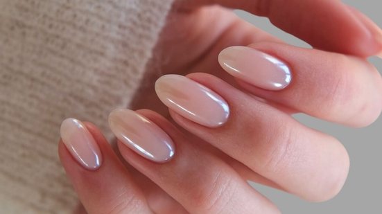 Unhas com acabamento espelhado seguem como a principal tendência de beleza (Imagem: Julian Photo Nail | Shutterstock)