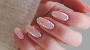 Unhas com acabamento espelhado seguem como a principal tendência de beleza (Imagem: Julian Photo Nail | Shutterstock)