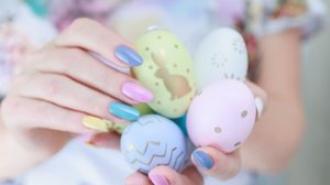 As unhas podem ser estilizadas para a Páscoa (Imagem: TanitaKo | Shutterstock)
