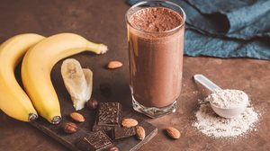 Vitamina de banana com cacau e amêndoas (Imagem: Farion_O | Shutterstock)