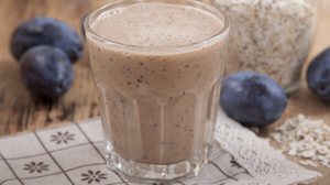 Vitamina de ameixa com aveia (Imagem: GalinaSh | Shutterstock)