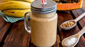 Vitamina de mamão, banana, granola e aveia (Imagem: Giovani Dressler | Shutterstock)