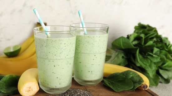 Vitamina de banana, espinafre e chia (Imagem: Pixel-Shot | Shutterstock)