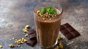 Vitamina de chocolate com granola (Imagem: Liliya Kandrashevich | Shutterstock)
