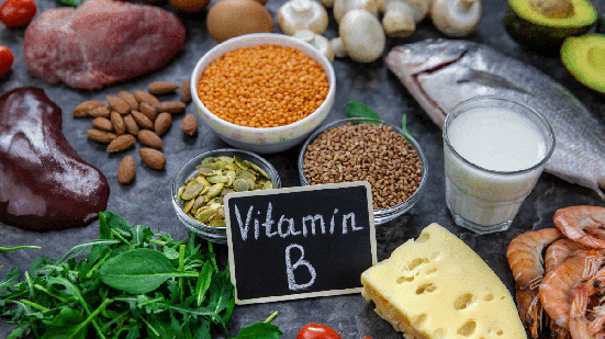 Uma alimentação variada e equilibrada pode contribuir para o consumo adequado das vitaminas do complexo B (Imagem: Tatevosian Yana | Shutterstock)