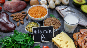 Uma alimentação variada e equilibrada pode contribuir para o consumo adequado das vitaminas do complexo B (Imagem: Tatevosian Yana | Shutterstock)