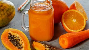 Vitamina de mamão, cenoura e laranja
(Imagem: Tatiana Bralnina | Shutterstock)