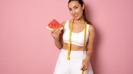 O cuidado com a alimentação é essencial para reduzir o inchaço abdominal (Imagem: Laugesen Mateo | Shutterstock)