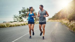 Algumas atividades físicas ajudam a melhorar a performance na corrida (Imagem: PeopleImages.com - Yu | Shutterstock)