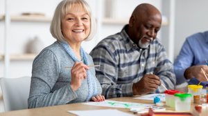 A arteterapia melhora a qualidade de vida dos idosos (Imagem: Prostock-studio | Shutterstock)