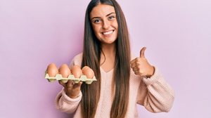 O consumo de ovo favorece a saúde da mulher (Imagem: Krakenimages.com | Shutterstock)