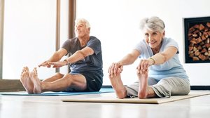 O pilates é ideal para quem deseja envelhecer com autonomia (Imagem: PeopleImages.com - Yuri A | Shutterstock)