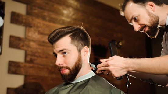 Os cortes masculinos clássicos retornam com técnicas modernas e produtos de acabamento mais sofisticados (Imagem: Oleksandr Nagaiets | Shutterstock)